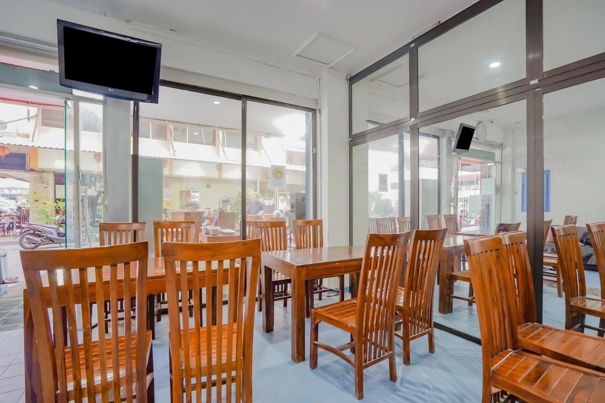 SPOT ON 90110 A1 Pakis Argosari Hotel Surabaya Kültér fotó