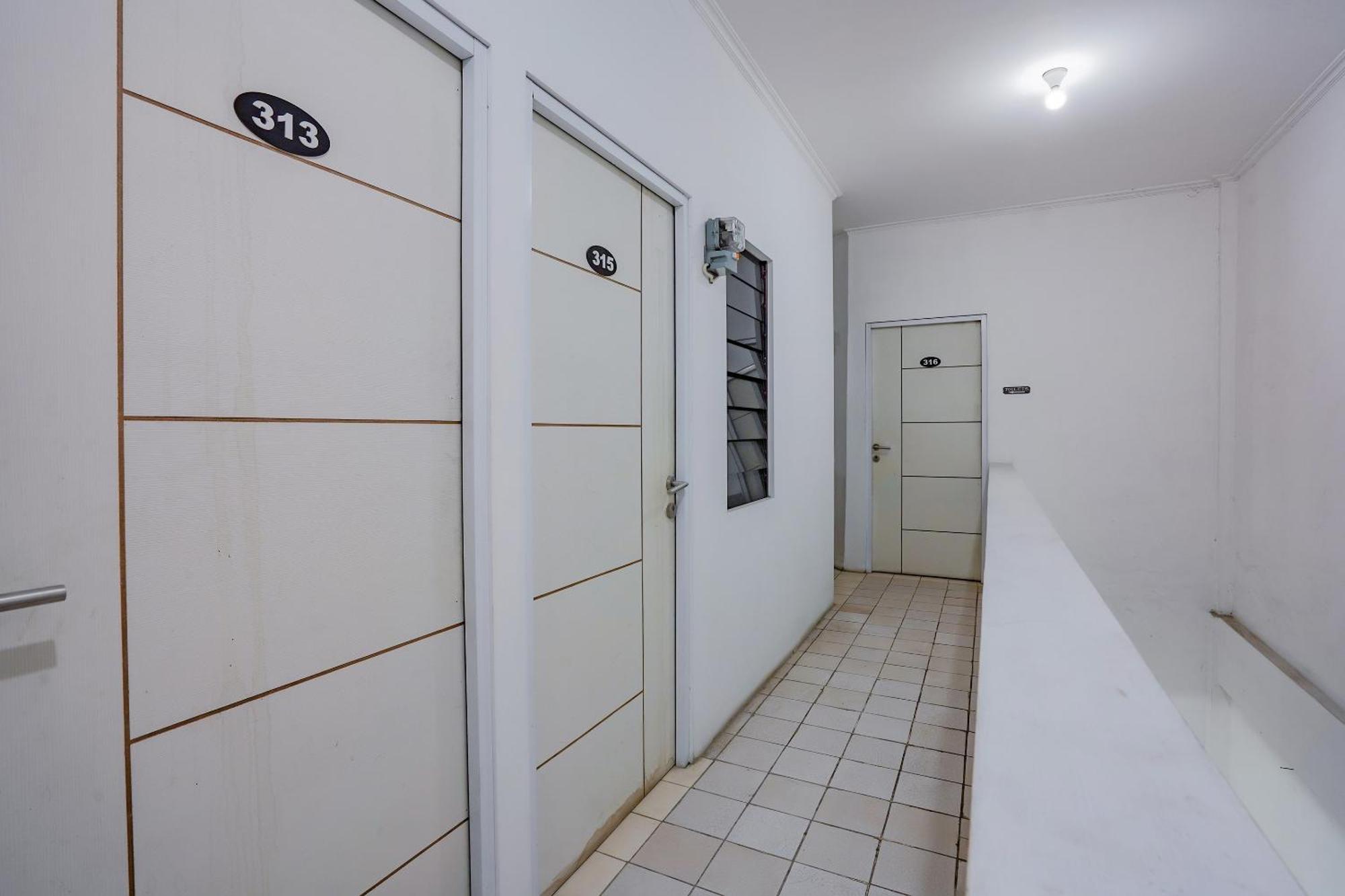 SPOT ON 90110 A1 Pakis Argosari Hotel Surabaya Kültér fotó
